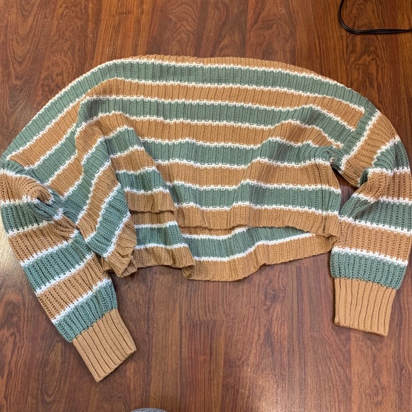 American Eagle Cropped Sweater - Picture 2 of 3